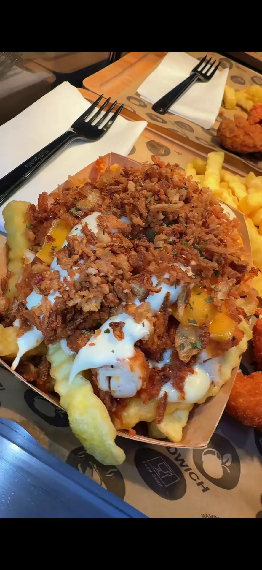 Loaded fries met chicken, saus en krokante topping